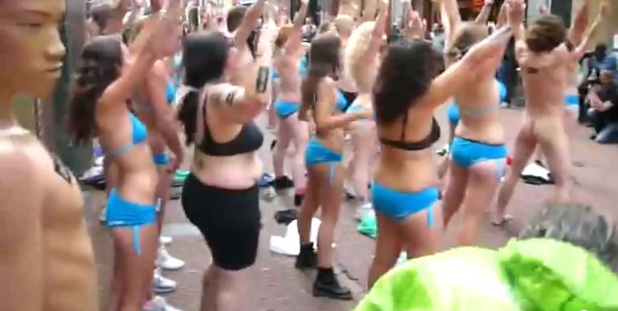 8. Är du upprörd över omiljövänliga företag? Inspireras av Greenpeace, som år 2011 arrangerade en naken flash mob utanför en Nike-affär i Amsterdam. 8. Är du upprörd över omiljövänliga företag? Inspireras av Greenpeace, som år 2011 arrangerade en naken flash mob utanför en Nike-affär i Amsterdam.